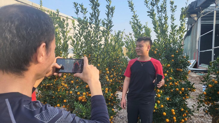 Đào và quất đua nhau xuống phố 'gọi' Tết về- Ảnh 4.