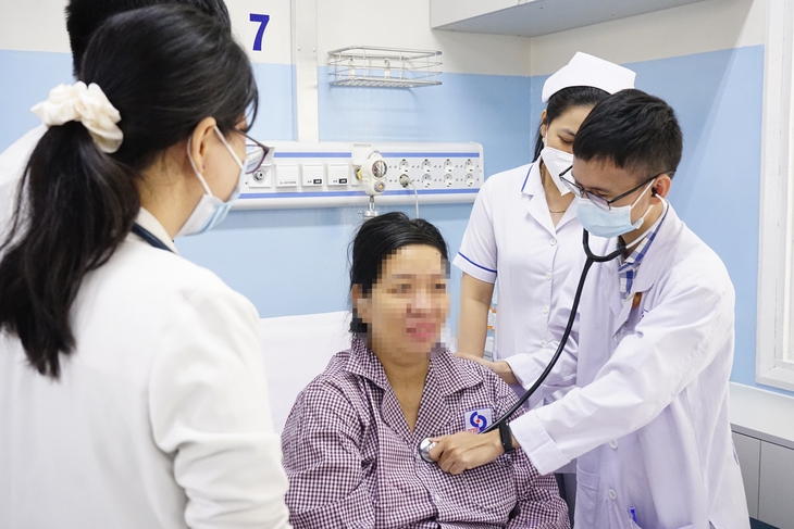 Cứu sống sản phụ ngưng tim 2 lần do thuyên tắc ối- Ảnh 1.