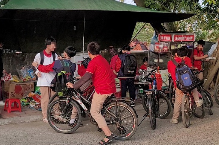 Cách nào để hàng rong, quà vặt không có 'đất hoạt động' trước cổng trường ?- Ảnh 10.