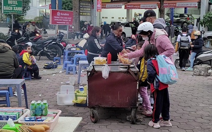 Hàng rong, quà vặt trước cổng trường: Nơi hội tụ "chợ trời" thực phẩm bẩn