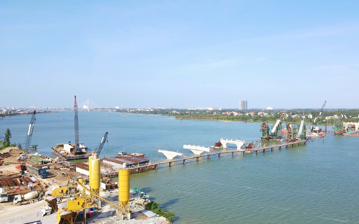 Cận cảnh thi công cây cầu nghìn tỷ bắc qua sông Nhật Lệ