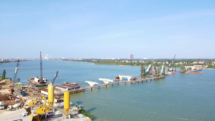Dự án cầu ngàn tỷ qua sông Nhật Lệ gặp khó vì mặt bằng- Ảnh 1.