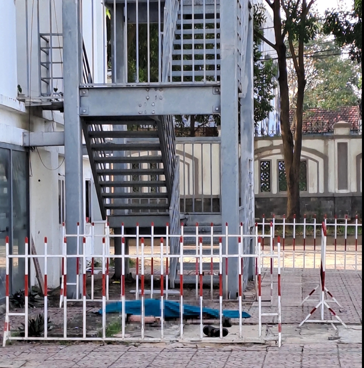 Người phụ nữ tử vong bất thường trong khuôn viên bệnh viện- Ảnh 1. Người phụ nữ tử vong bất thường trong khuôn viên bệnh viện- Ảnh 1.