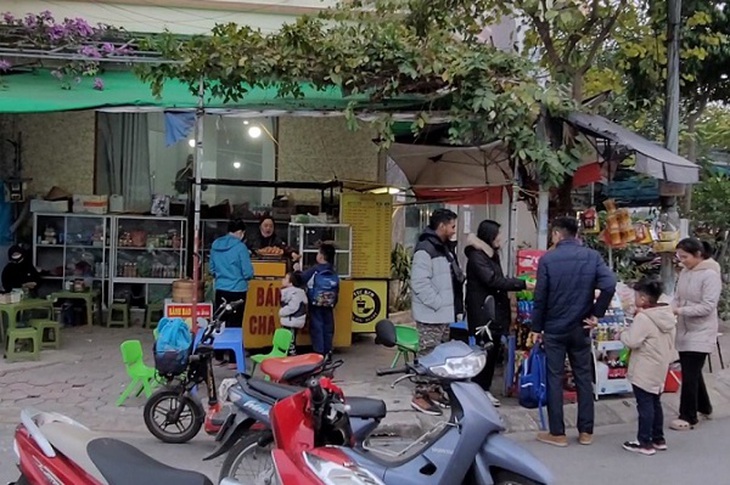 Cách nào để hàng rong, quà vặt không có 'đất hoạt động' trước cổng trường ?- Ảnh 1.