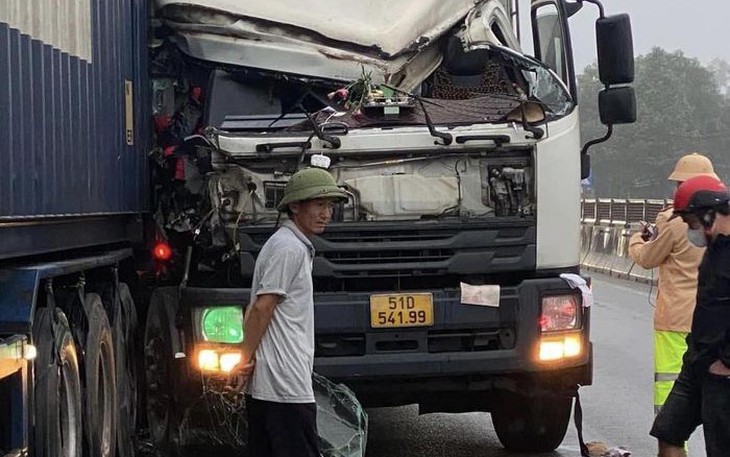 Hy hữu: Đang chạy xe tải văng bánh khiến 2 em nhỏ tử vong