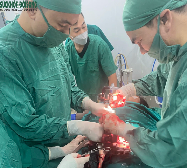Chạy đua với thời gian đưa mẹ con sản phụ trở về từ 'cửa tử'- Ảnh 1.