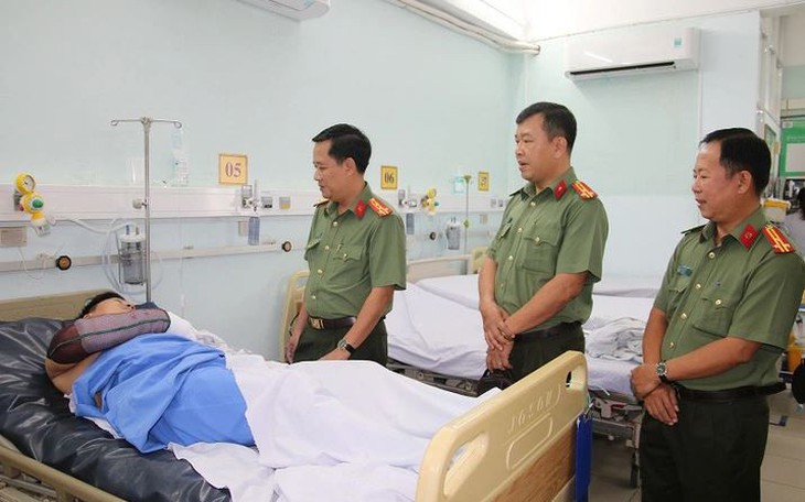 Thiếu tá công an bị thương khi ngăn kẻ chém người đi đường