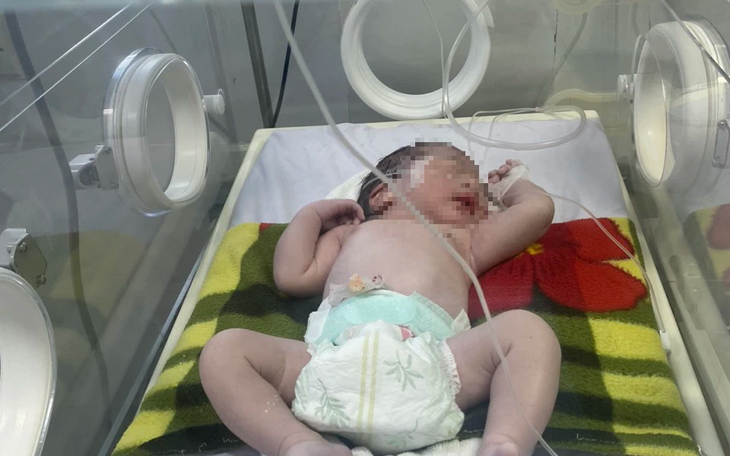 Bác sĩ chạy đua với thời gian đưa mẹ con sản phụ trở về từ 