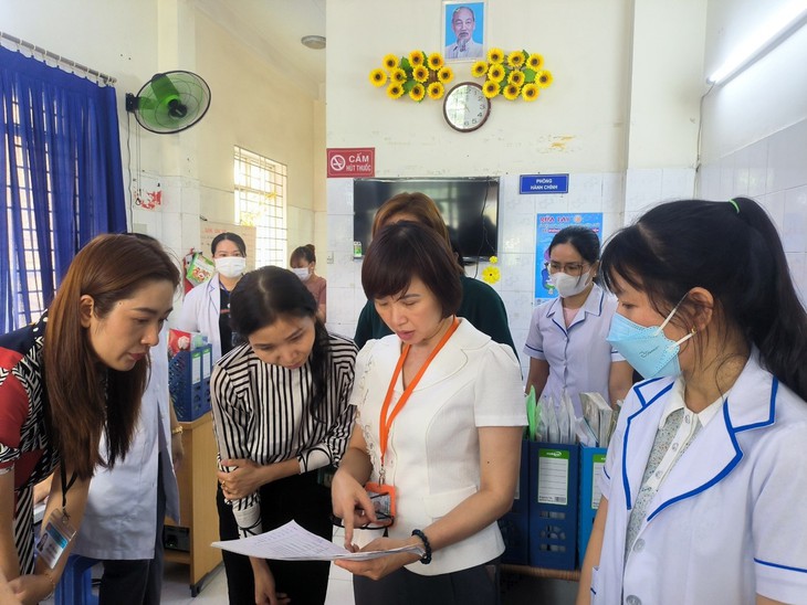 TPHCM: Phụ huynh vui mừng đưa con đi tiêm vaccine 5 trong 1- Ảnh 1.