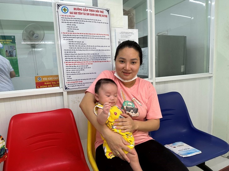 TPHCM: Phụ huynh vui mừng đưa con đi tiêm vaccine 5 trong 1- Ảnh 2.