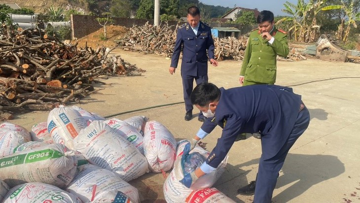 Liên tiếp bắt giữ hàng tấn 'thực phẩm bẩn' đang đi tiêu thụ- Ảnh 2.