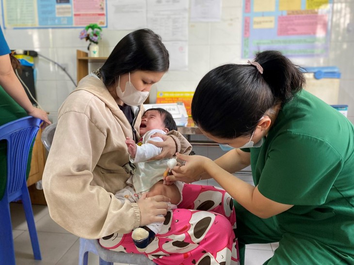 TPHCM: Phụ huynh vui mừng đưa con đi tiêm vaccine 5 trong 1- Ảnh 3.