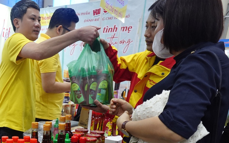 Ấm lòng người lao động khó khăn được khám bệnh, mua sắm tại "Chợ Tết 0 đồng"