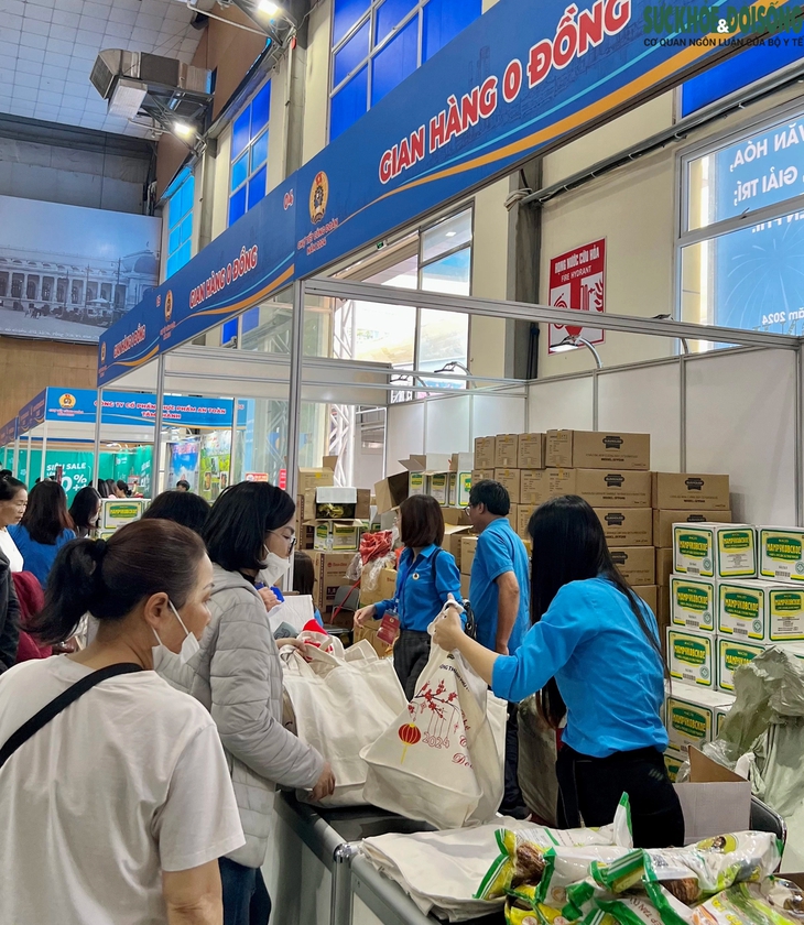 Ấm lòng người lao động khó khăn được khám bệnh, mua sắm tại 'Chợ Tết 0 đồng'- Ảnh 3. Ấm lòng người lao động khó khăn được khám bệnh, mua sắm tại 'Chợ Tết 0 đồng'- Ảnh 3.