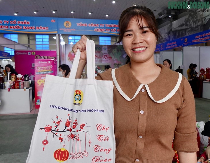 Ấm lòng người lao động khó khăn được khám bệnh, mua sắm tại 'Chợ Tết 0 đồng'- Ảnh 6. Ấm lòng người lao động khó khăn được khám bệnh, mua sắm tại 'Chợ Tết 0 đồng'- Ảnh 6.