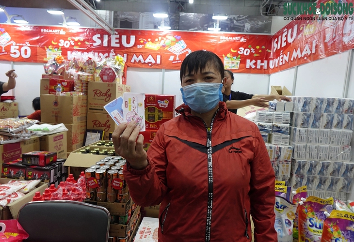 Ấm lòng người lao động khó khăn được khám bệnh, mua sắm tại 'Chợ Tết 0 đồng'- Ảnh 7. Ấm lòng người lao động khó khăn được khám bệnh, mua sắm tại 'Chợ Tết 0 đồng'- Ảnh 7.