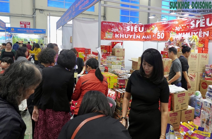 Ấm lòng người lao động khó khăn được khám bệnh, mua sắm tại 'Chợ Tết 0 đồng'- Ảnh 9. Ấm lòng người lao động khó khăn được khám bệnh, mua sắm tại 'Chợ Tết 0 đồng'- Ảnh 9.