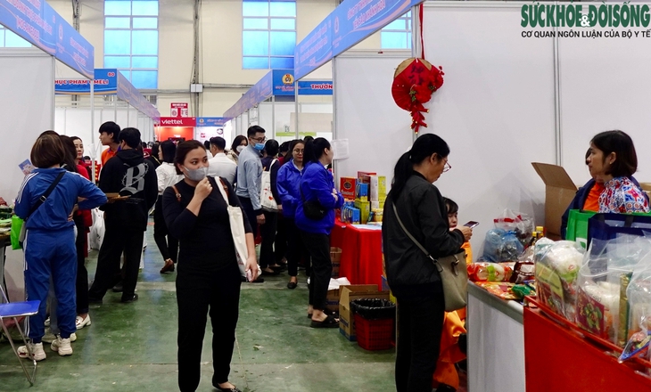 Ấm lòng người lao động khó khăn được khám bệnh, mua sắm tại 'Chợ Tết 0 đồng'- Ảnh 10. Ấm lòng người lao động khó khăn được khám bệnh, mua sắm tại 'Chợ Tết 0 đồng'- Ảnh 10.