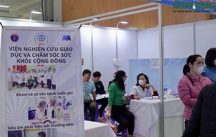 Ấm lòng người lao động khó khăn được khám bệnh, mua sắm tại 'Chợ Tết 0 đồng'- Ảnh 12. Ấm lòng người lao động khó khăn được khám bệnh, mua sắm tại 'Chợ Tết 0 đồng'- Ảnh 12.