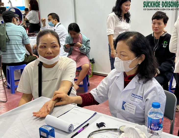 Ấm lòng người lao động khó khăn được khám bệnh, mua sắm tại 'Chợ Tết 0 đồng'- Ảnh 13. Ấm lòng người lao động khó khăn được khám bệnh, mua sắm tại 'Chợ Tết 0 đồng'- Ảnh 13.