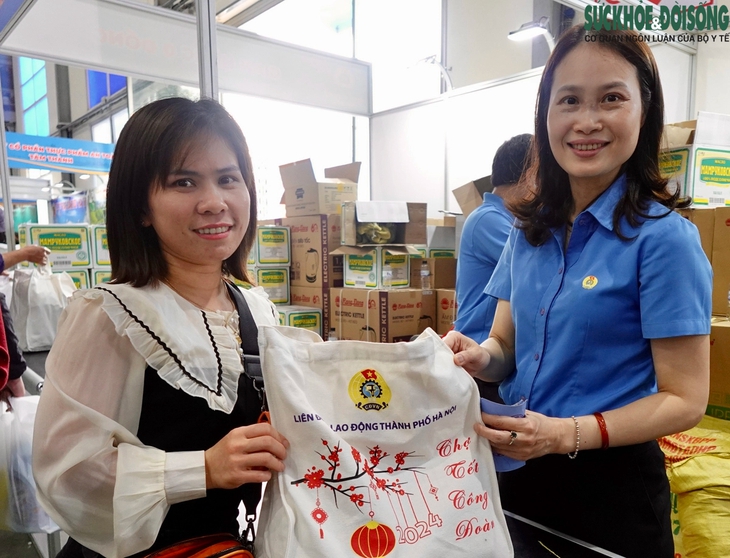 Ấm lòng người lao động khó khăn được khám bệnh, mua sắm tại 'Chợ Tết 0 đồng'- Ảnh 8. Ấm lòng người lao động khó khăn được khám bệnh, mua sắm tại 'Chợ Tết 0 đồng'- Ảnh 8.