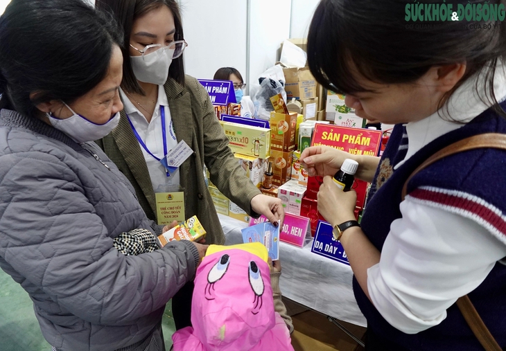 Ấm lòng người lao động khó khăn được khám bệnh, mua sắm tại 'Chợ Tết 0 đồng'- Ảnh 11. Ấm lòng người lao động khó khăn được khám bệnh, mua sắm tại 'Chợ Tết 0 đồng'- Ảnh 11.