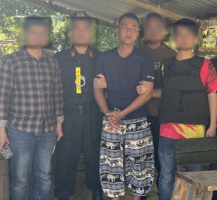Hai nghi phạm cướp ngân hàng bị bắt khi lẩn trốn tại huyện miền núi- Ảnh 1. Hai nghi phạm cướp ngân hàng bị bắt khi lẩn trốn tại huyện miền núi- Ảnh 1.
