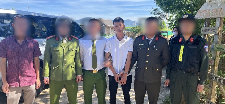 Hai nghi phạm cướp ngân hàng bị bắt khi lẩn trốn tại huyện miền núi- Ảnh 2. Hai nghi phạm cướp ngân hàng bị bắt khi lẩn trốn tại huyện miền núi- Ảnh 2.