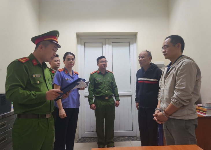Khởi tố giám đốc công ty nhập lậu sữa từ nước ngoài về Việt Nam
- Ảnh 1. Khởi tố giám đốc công ty nhập lậu sữa từ nước ngoài về Việt Nam
- Ảnh 1.
