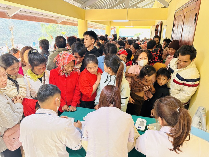 Người dân huyện Nậm Nhùn, Lai Châu phấn khởi vì được tặng quà, thăm khám sức khỏe miễn phí- Ảnh 4. Người dân huyện Nậm Nhùn, Lai Châu phấn khởi vì được tặng quà, thăm khám sức khỏe miễn phí- Ảnh 4.