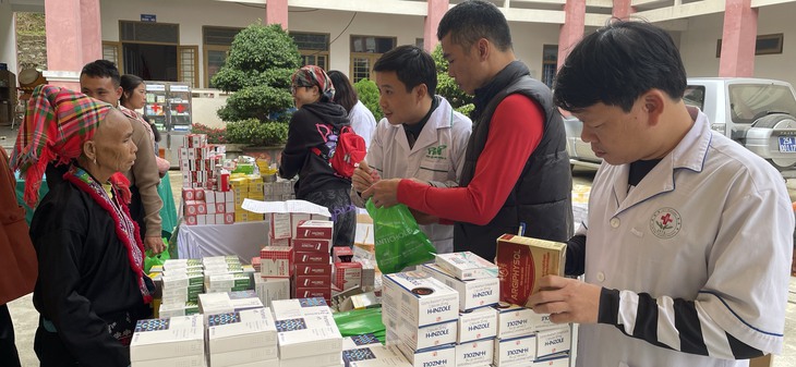 ‘Tết ấm vùng cao’ trao tặng 11 tủ thuốc cùng quà tặng cho các trạm y tế xã vùng cao Lai Châu- Ảnh 3. ‘Tết ấm vùng cao’ trao tặng 11 tủ thuốc cùng quà tặng cho các trạm y tế xã vùng cao Lai Châu- Ảnh 3.