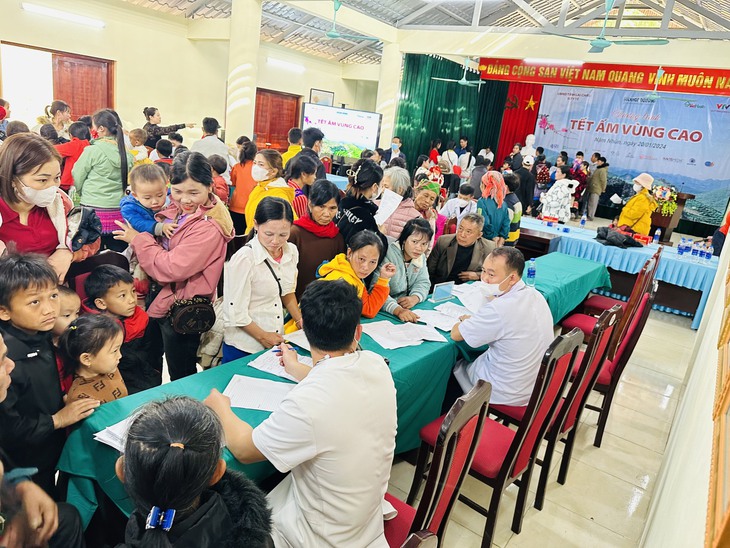‘Tết ấm vùng cao’ trao tặng 11 tủ thuốc cùng quà tặng cho các trạm y tế xã vùng cao Lai Châu- Ảnh 4. ‘Tết ấm vùng cao’ trao tặng 11 tủ thuốc cùng quà tặng cho các trạm y tế xã vùng cao Lai Châu- Ảnh 4.