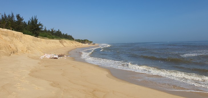 Bãi biển đẹp nhất nhì Đồng Hới bị xâm thực bất thường, cơ quan chức năng rốt ráo tìm phương án xử lý- Ảnh 1.