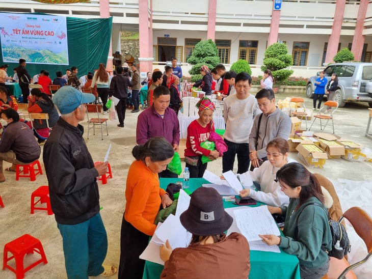 Người dân huyện Nậm Nhùn, Lai Châu phấn khởi vì được tặng quà, thăm khám sức khỏe miễn phí- Ảnh 6. Người dân huyện Nậm Nhùn, Lai Châu phấn khởi vì được tặng quà, thăm khám sức khỏe miễn phí- Ảnh 6.