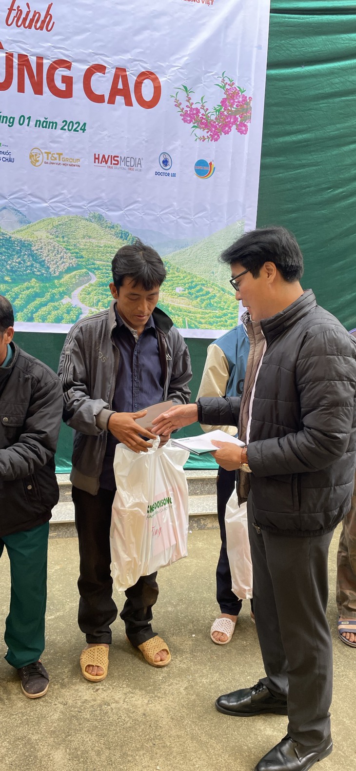 Người dân huyện Nậm Nhùn, Lai Châu phấn khởi vì được tặng quà, thăm khám sức khỏe miễn phí- Ảnh 3. Người dân huyện Nậm Nhùn, Lai Châu phấn khởi vì được tặng quà, thăm khám sức khỏe miễn phí- Ảnh 3.