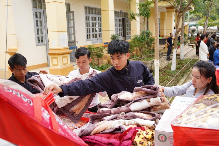 Học sinh dân tộc ở Nậm Nhùn đón Xuân sớm với 'Tết ấm vùng cao'- Ảnh 3. Học sinh dân tộc ở Nậm Nhùn đón Xuân sớm với 'Tết ấm vùng cao'- Ảnh 3.
