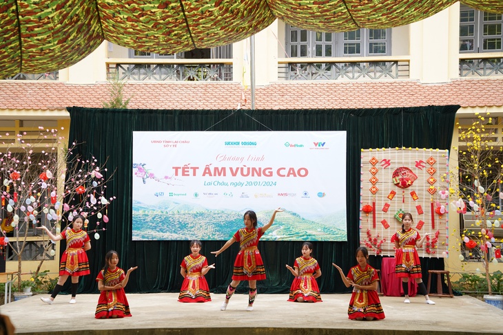 Học sinh dân tộc ở Nậm Nhùn đón Xuân sớm với 'Tết ấm vùng cao'- Ảnh 12. Học sinh dân tộc ở Nậm Nhùn đón Xuân sớm với 'Tết ấm vùng cao'- Ảnh 12.