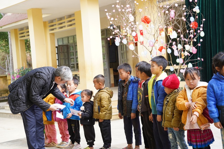 Học sinh dân tộc ở Nậm Nhùn đón Xuân sớm với 'Tết ấm vùng cao'- Ảnh 16. Học sinh dân tộc ở Nậm Nhùn đón Xuân sớm với 'Tết ấm vùng cao'- Ảnh 16.