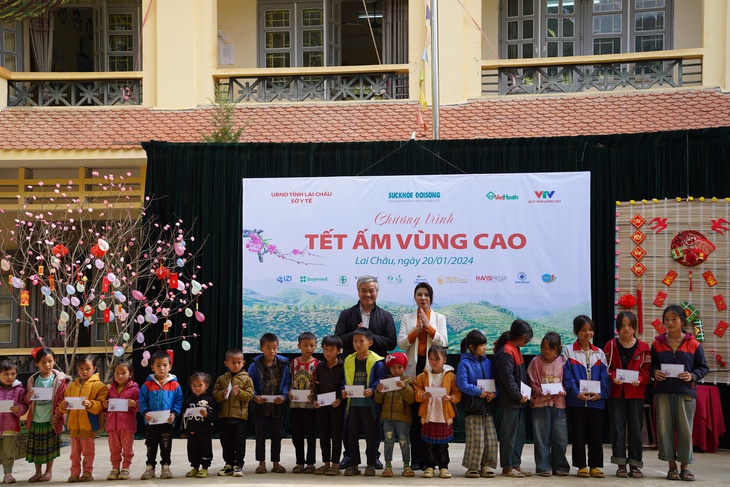 Học sinh dân tộc ở Nậm Nhùn đón Xuân sớm với 'Tết ấm vùng cao'- Ảnh 6. Học sinh dân tộc ở Nậm Nhùn đón Xuân sớm với 'Tết ấm vùng cao'- Ảnh 6.