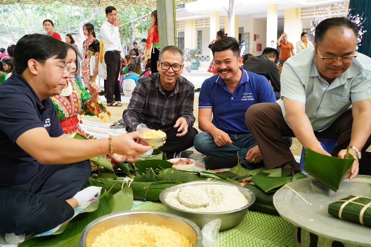 Học sinh dân tộc ở Nậm Nhùn đón Xuân sớm với 'Tết ấm vùng cao'- Ảnh 14. Học sinh dân tộc ở Nậm Nhùn đón Xuân sớm với 'Tết ấm vùng cao'- Ảnh 14.