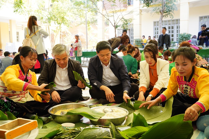 Học sinh dân tộc ở Nậm Nhùn đón Xuân sớm với 'Tết ấm vùng cao'- Ảnh 9. Học sinh dân tộc ở Nậm Nhùn đón Xuân sớm với 'Tết ấm vùng cao'- Ảnh 9.