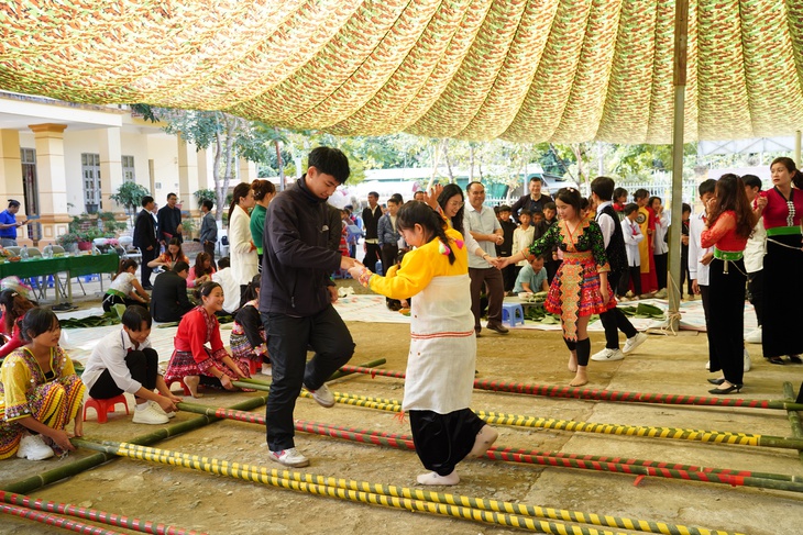 Học sinh dân tộc ở Nậm Nhùn đón Xuân sớm với 'Tết ấm vùng cao'- Ảnh 13. Học sinh dân tộc ở Nậm Nhùn đón Xuân sớm với 'Tết ấm vùng cao'- Ảnh 13.