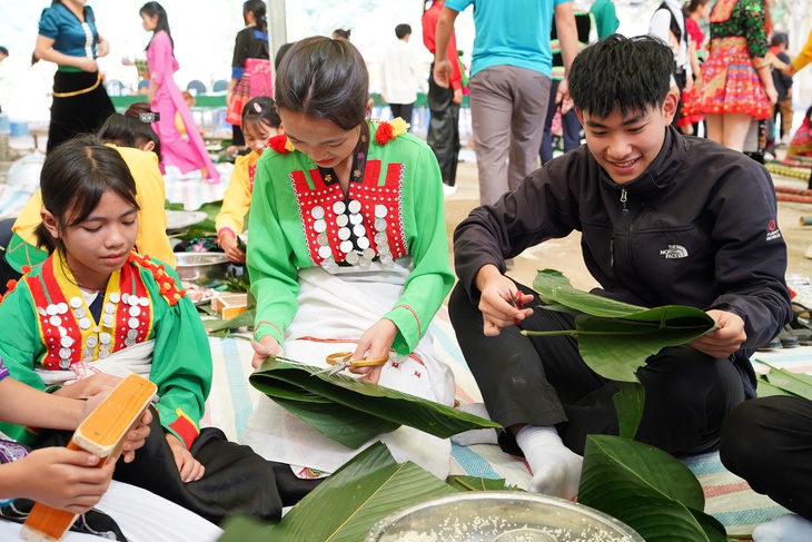Học sinh dân tộc ở Nậm Nhùn đón Xuân sớm với 'Tết ấm vùng cao'- Ảnh 11. Học sinh dân tộc ở Nậm Nhùn đón Xuân sớm với 'Tết ấm vùng cao'- Ảnh 11.