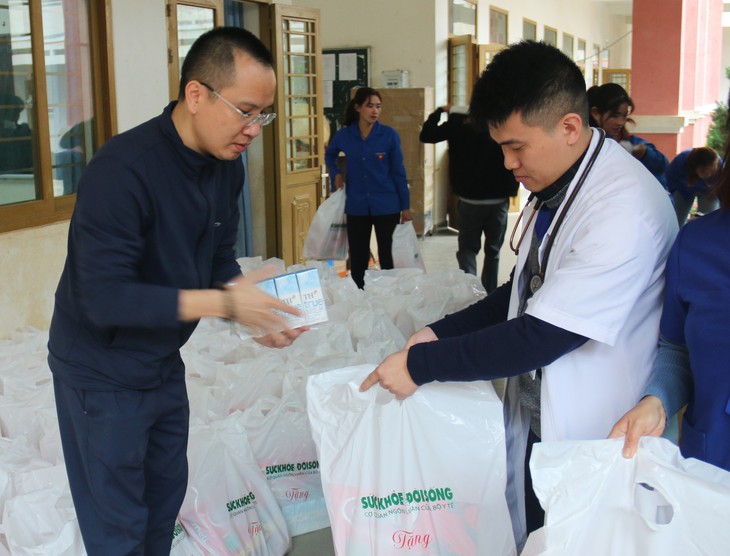 Người dân huyện Nậm Nhùn, Lai Châu phấn khởi vì được tặng quà, thăm khám sức khỏe miễn phí- Ảnh 10. Người dân huyện Nậm Nhùn, Lai Châu phấn khởi vì được tặng quà, thăm khám sức khỏe miễn phí- Ảnh 10.