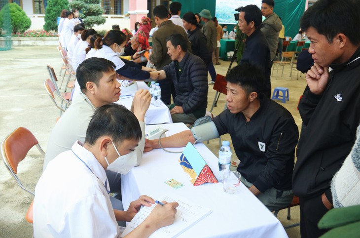 Người dân huyện Nậm Nhùn, Lai Châu phấn khởi vì được tặng quà, thăm khám sức khỏe miễn phí- Ảnh 9. Người dân huyện Nậm Nhùn, Lai Châu phấn khởi vì được tặng quà, thăm khám sức khỏe miễn phí- Ảnh 9.