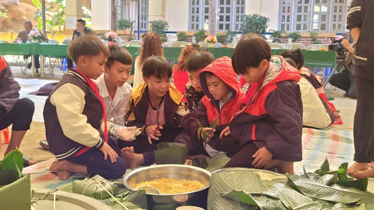Học sinh dân tộc ở Nậm Nhùn đón Xuân sớm với 'Tết ấm vùng cao'- Ảnh 10. Học sinh dân tộc ở Nậm Nhùn đón Xuân sớm với 'Tết ấm vùng cao'- Ảnh 10.