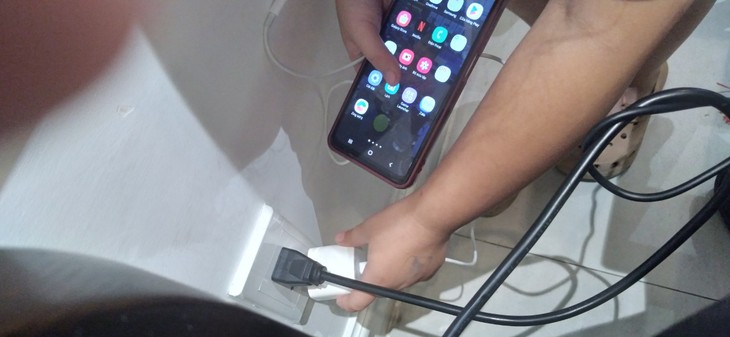 Một học sinh tiểu học tử vong khi cắm sạc pin điện thoại- Ảnh 1.