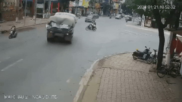 Video va chạm giao thông tại ngã ba, 1 người tử vong dưới gầm xe tải- Ảnh 4. Video va chạm giao thông tại ngã ba, 1 người tử vong dưới gầm xe tải- Ảnh 4.