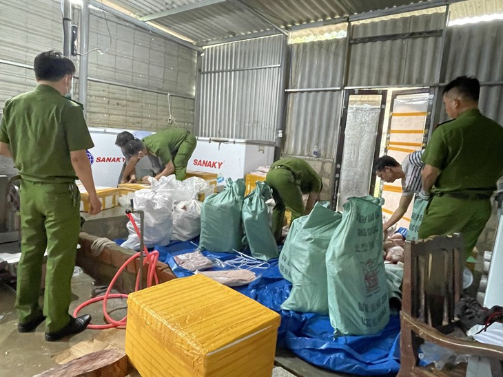 Chặn hàng hoá không rõ nguồn gốc, thực phẩm bẩn tuồn ra thị trường dịp Tết- Ảnh 1.