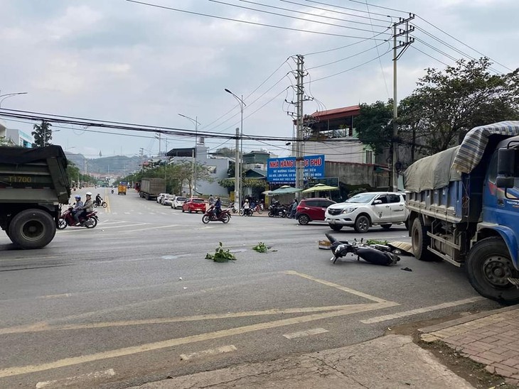 Video va chạm giao thông tại ngã ba, 1 người tử vong dưới gầm xe tải- Ảnh 3. Video va chạm giao thông tại ngã ba, 1 người tử vong dưới gầm xe tải- Ảnh 3.